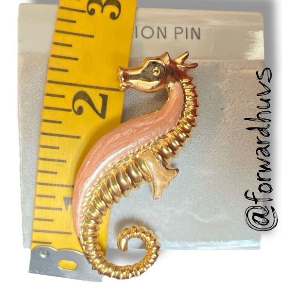 Vintage Seahorse Brooch – Coral Enamel & Gold Tone Metal - Picture 5 of 8